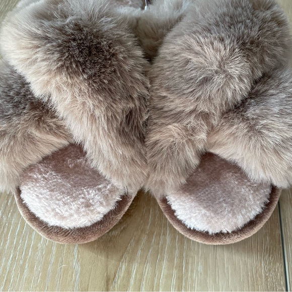 Jezebel by Felina Women's Cross Band Cozy Slippers - Picture 2 of 6